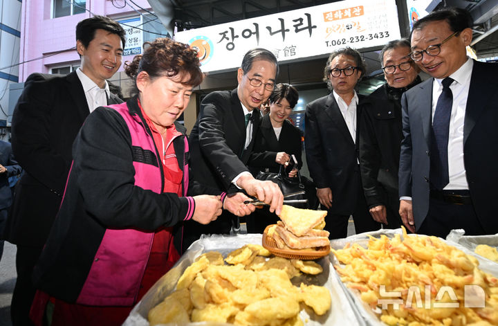 [광주=뉴시스] 김혜인 기자 = 대선 출마를 선언한 한덕수 전 국무총리가 2일 오후 광주 동구 대인시장을 찾아 시장 상인들과 인사하고 있다.2025.05.02.