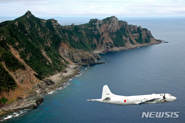 [오키나와=AP/뉴시스] 일본 해상자위대 초계기가 중국과 일본 간 영유권 분쟁을 펼치는 오키나와현 센카쿠(尖閣· 댜오위다오) 열도 상공을 비행하고 있다.자료사진.2025.05.03