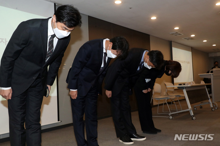 [서울=뉴시스] 김병문 기자 = 서창석 KT 네트워크 혁신 TF장과 임원진들이 1일 오전 서울 종로구 KT 광화문 West사옥 대회의실에서 인터넷 장애 관련‘재발방지대책 및 보상안’발표에 앞서 인사를 하고 있다.