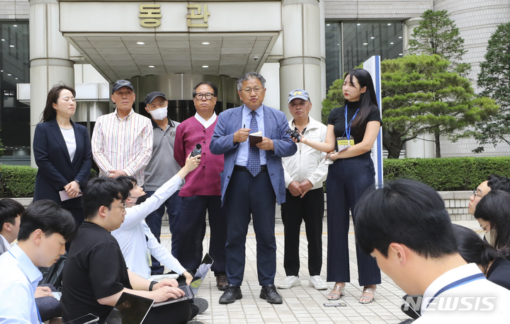 [서울=뉴시스] 최진석 기자 = 민주사회를 위한 변호사 모임 회장인 조영선 변호사가 지난 2023년 6월 1일 서울 서초구 서울중앙지법에서 열린 삼청교육대 피해자 A 씨가 대한민국을 상대로 낸 손해배상 청구소송 선고