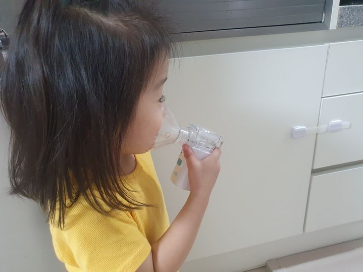[서울=뉴시스] 구무서 기자 = &#65279;&#65279;5월 6일은 '세계 천식의 날'이다.소아가 마른기침,천명(쌕쌕거림),숨참,활발히 활동할 때 생기는 호흡곤란,보챔,늘어짐,구토 등의 증상을 보이
