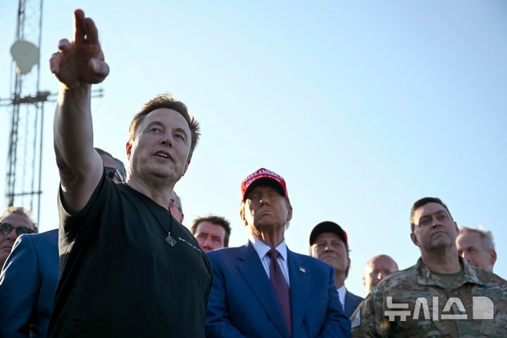 [텍사스=AP/뉴시스]일론 머스크 테슬라 최고경영자(CEO)가 지난해 11월 19일(현지 시간) 미국 텍사스 보카치카에서 우주기업 스페이스X의 로켓의 발사를 앞두고 도널드 트럼프 대통령(당시 당선인 신분)에게 말하고
