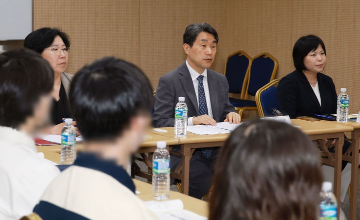 [서울=뉴시스] 홍효식 기자 = 이주호 사회부총리 겸 교육부 장관이 지난달 22일 서울 강남구 한국과학기술회관에서 열린 의대교육 정상화를 위한 의과대학 학생 간담회'에서 발언하는 모습.(사진=교육부 제공) 2025