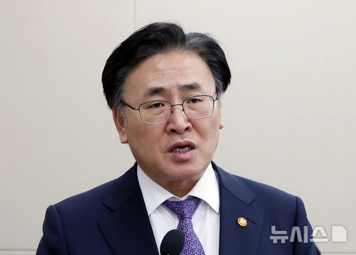 [서울=뉴시스] 고승민 기자 = 24일 서울 여의도 국회에서 열린 제424회 국회(임시회) 과학기술정보방송통신위원회 전체회의에서 유상임 과학기술정보통신부 장관이 추경 예산 관련 설명을 하고 있다.2025.04.24
