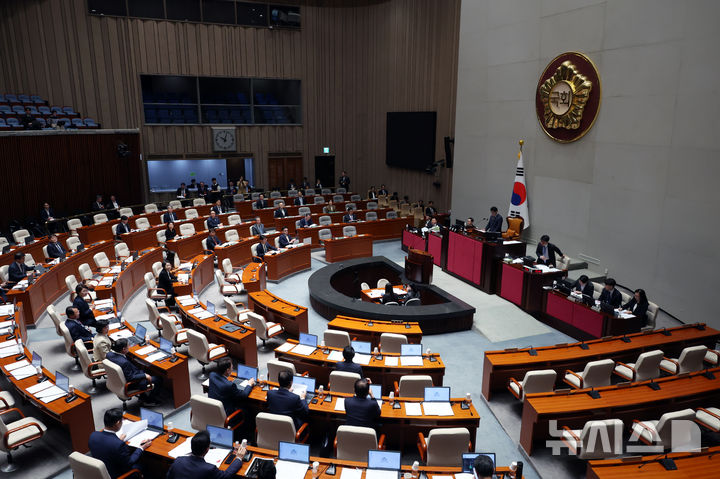 [서울=뉴시스] 고승민 기자 = 28일 서울 여의도 국회에서 열린 제424회 국회(임시회) 예산결산특별위원회 제1차 전체회의에서 박정 위원장이 회의를 주재하고 있다.2025.04.28.kkssmm99@newsis