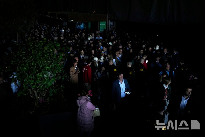 [마드리드=AP/뉴시스] 28일(현지 시간) 스페인에서 발생한 대규모 정전 사태로 마드리드 오픈 테니스 대회가 중단된 가운데 관중들이 내부를 배회하고 있다.2025.04.29.