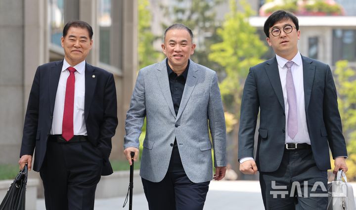 [서울=뉴시스] 이영환 기자 = 공천개입 의혹 및 여론조사 조작 의혹을 받고 있는 명태균 씨가 30일 오전 서울 서초구 서울고등검찰청으로 조사를 받기 위해 출석하고 있다.2025.04.30.20hwan@newsi