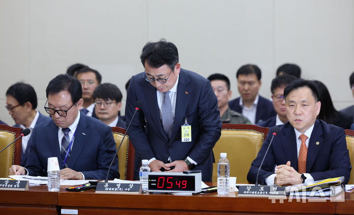 [서울=뉴시스] 권창회 기자 = 30일 오전 서울 여의도 국회에서 열린 과학기술정보방송통신위원회 전체회의에서 유영상 SKT텔레콤 사장이 최근 유심 해킹사태에 따른 사과를 하고 있다.2025.04.30.kch052