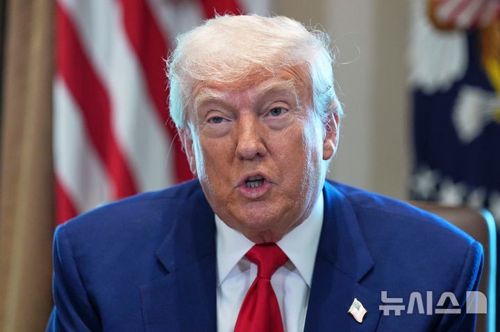 [워싱턴=AP/뉴시스]도널드 트럼프 미국 대통령이 지난달 30일(현지 시간) 백악관에서 각료회의를 주재하고 발언하고 있다.2025.05.03.