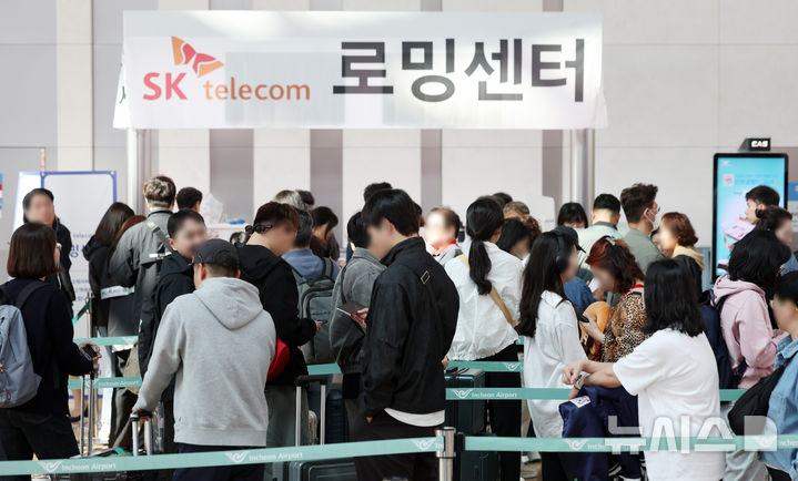 [인천공항=뉴시스] 이영환 기자 = SK텔레콤 고객들이 연휴를 앞둔 2일 오전 서울 인천국제공항 제1여객터미널 출국장 SK텔레콤 로밍센터에서 유심 교체 서비스를 받기 위해 대기하고 있다.2025.05.02.20h