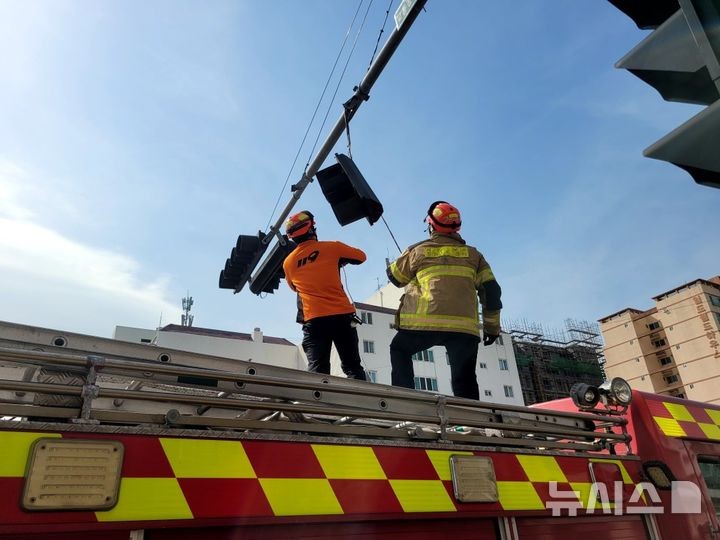 [제주=뉴시스] 3일 오전 제주시 애월읍에서 강풍에 신호등 와이어가 늘어져 소방당국이 안전조치에 나서고 있다.(사진=제주소방안전본부 제공) 2025.05.03.