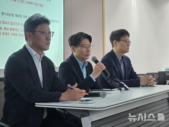 [서울=뉴시스] SK텔레콤이 서울시 중구에 위치한 삼화빌딩에서 해킹 사고 이후 수습 과정에 대해서 설명하는 브리핑을 열었다.(왼쪽부터)김희섭 PR센터장,임봉호 MNO사업부장,류정환 네트워크인프라센터장.(사진=