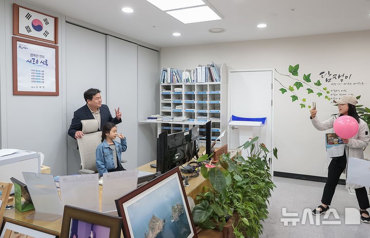 [시흥=뉴시스] 임병택 시장이,'일일 시장' 체험에 참석한 어린이와 기념 촬영을 하고 있다.(사진=시흥시 제공).