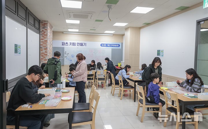 [시흥=뉴시스] 어린들이 지하1층 식당에서 열쇠 만들기 체험을 하고 있다.(사진=시흥시 제공).