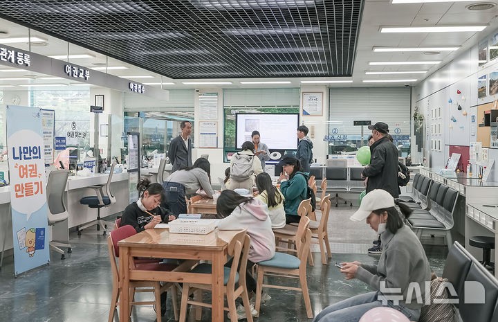[시흥=뉴시스] 어린이들이 민원여권과에서 '나만의 여권 만들기' 체험을 하고 있다.(사진=시흥시 제공).