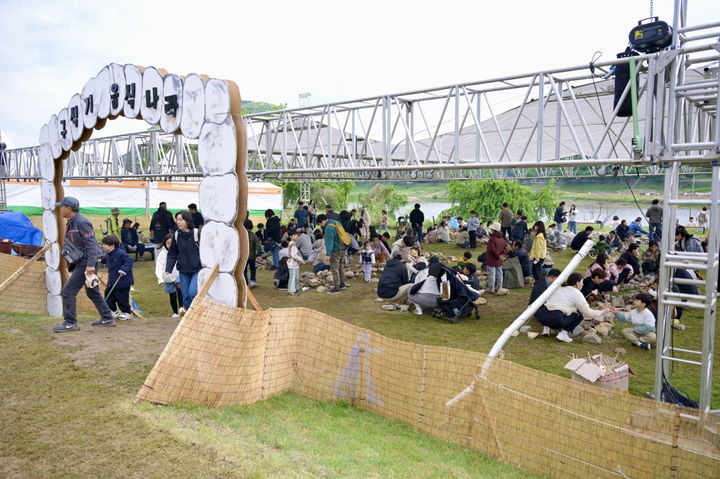[공주=뉴시스] 공주 석장리구석기 축제,음식나라에서 관람객들이 구석기 시대 먹었을 듯한 음식을 구워 먹는 모습.2025.05.03.*재판매 및 DB 금지