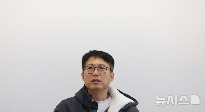 [성남=뉴시스] 추상철 기자 = 김석환 위믹스 재단 대표가 3일 오전 경기 성남시 판교 테크원타워에서 열린 '국내 가상자산 거래소의 위믹스 상장폐지 결정'과 관련 긴급 기자간담회에서 발언하고 있다.2025.05.0