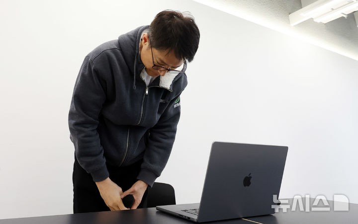 [성남=뉴시스] 추상철 기자 = 김석환 위믹스 재단 대표가 3일 오전 경기 성남시 판교 테크원타워에서 열린 '국내 가상자산 거래소의 위믹스 상장폐지 결정'과 관련 긴급 기자간담회에서 고개숙여 사과하고 있다.2025