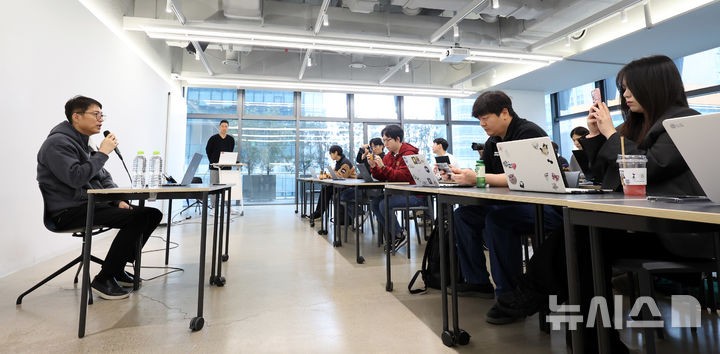 [성남=뉴시스] 추상철 기자 = 김석환 위믹스 재단 대표가 3일 오전 경기 성남시 판교 테크원타워에서 열린 '국내 가상자산 거래소의 위믹스 상장폐지 결정'과 관련 긴급 기자간담회에서 발언하고 있다.2025.05.0