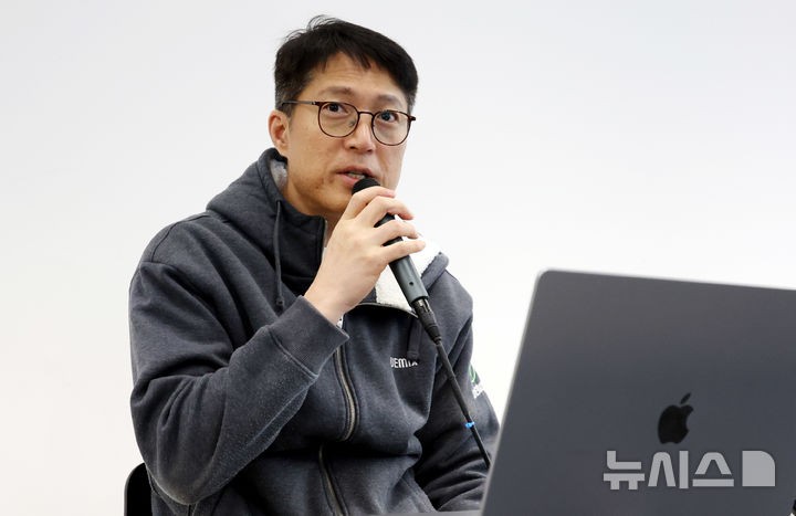 [성남=뉴시스] 추상철 기자 = 김석환 위믹스 재단 대표가 3일 오전 경기 성남시 판교 테크원타워에서 열린 '국내 가상자산 거래소의 위믹스 상장폐지 결정'과 관련 긴급 기자간담회에서 발언하고 있다.2025.05.0