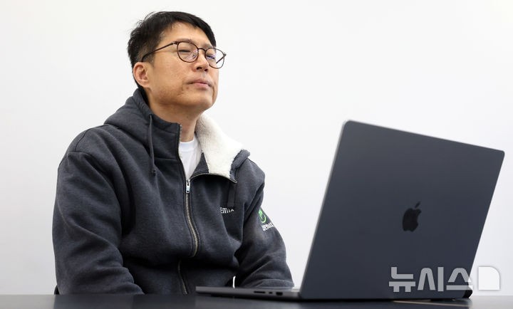 [성남=뉴시스] 추상철 기자 = 김석환 위믹스 재단 대표가 3일 오전 경기 성남시 판교 테크원타워에서 열린 '국내 가상자산 거래소의 위믹스 상장폐지 결정'과 관련 긴급 기자간담회에 참석해 있다.2025.05.03.