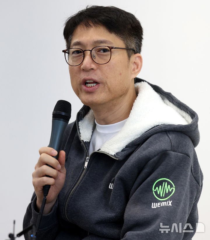 [성남=뉴시스] 추상철 기자 = 김석환 위믹스 재단 대표가 3일 오전 경기 성남시 판교 테크원타워에서 열린 '국내 가상자산 거래소의 위믹스 상장폐지 결정'과 관련 긴급 기자간담회에서 발언하고 있다.2025.05.0