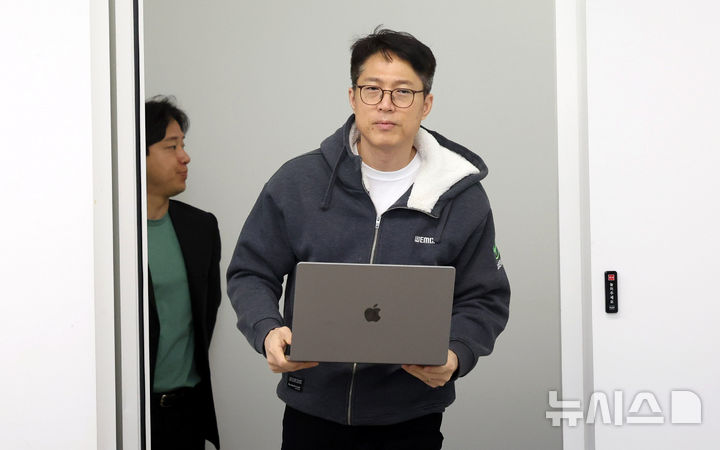 [성남=뉴시스] 추상철 기자 = 김석환 위믹스 재단 대표가 3일 오전 경기 성남시 판교 테크원타워에서 열린 '국내 가상자산 거래소의 위믹스 상장폐지 결정'과 관련 긴급 기자간담회에 참석하고 있다.2025.05.03