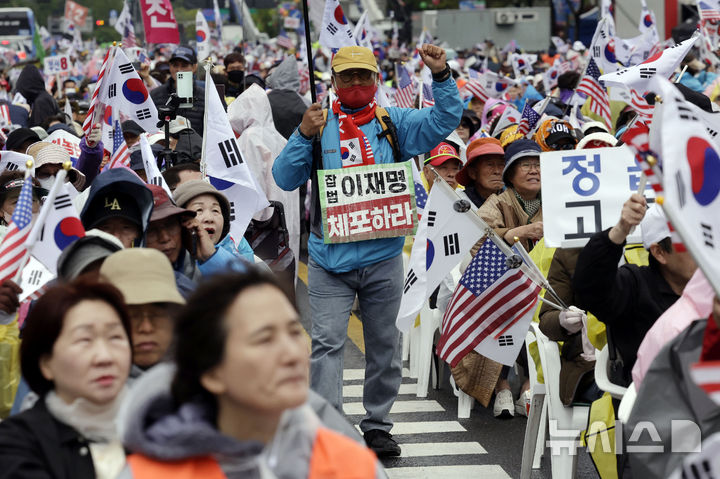 [서울=뉴시스] 최동준 기자 = 자유통일당이 3일 서울 광화문에서 '반국가세력법치농단OUT' 집회를 열고 윤석열 전 대통령 탄핵 무효 등을 촉구하고 있다.2025.05.03.