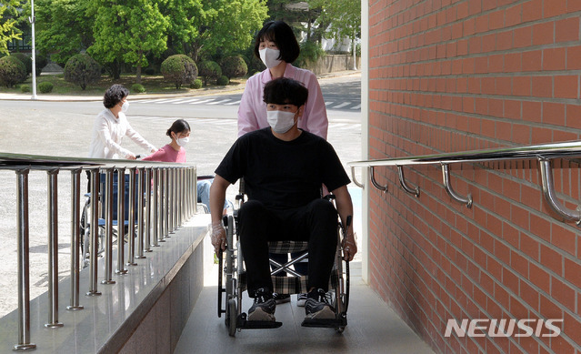 [경산=뉴시스]‘장애인 이해 및 인식 변화 조성을 위한 장애체험 행사’에서 학생들이 휠체어 체험을 하고 있다.(기사와는 직접적 관련이 없습니다) 2021.04.29.