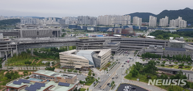 세종시 어진동 정부세종청사 뒤로 아파트 단지가 보이고 있다.뉴시스 자료사진.