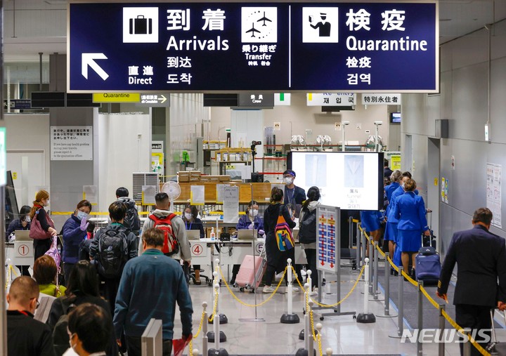 [오사카=AP/뉴시스] 일본 간사이공항 정기편에 폐식용유를 원료로 한 지속가능항공유(SAF) 공급이 시작됐다고 2일 요미우리신문이 보도했다.SAF가 비행기 정기편 연료로 사용된 것은 이번이 처음이다.사진은 일본 