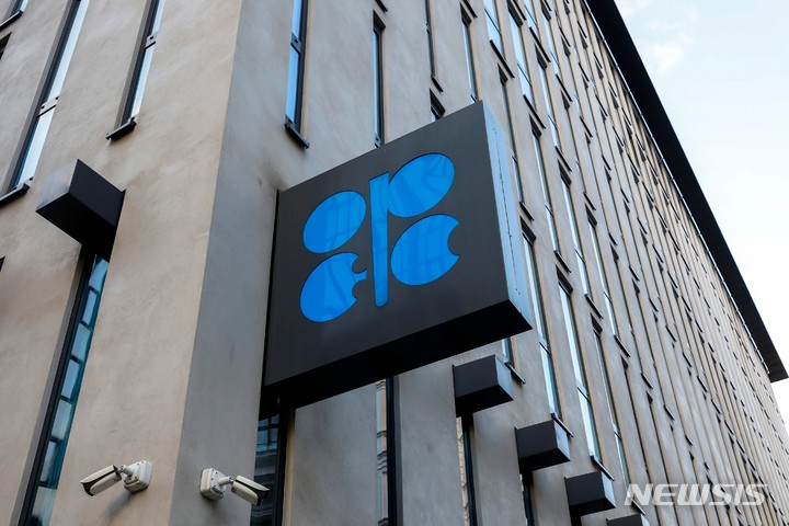 [빈=AP/뉴시스] 오스트리아 빈에 있는 석유수출국기구(OPEC) 본부 밖에 OPEC 로고가 보이고 있다.(사진=뉴시스DB)