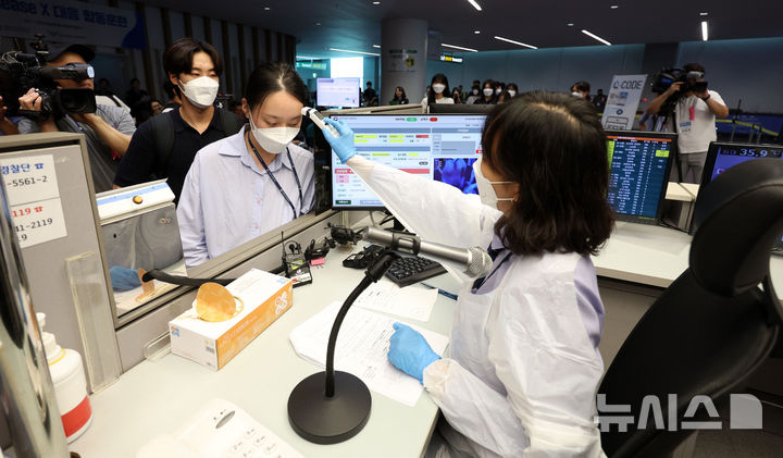 [인천공항=뉴시스] 김선웅 기자 = 지난해 9월3일 인천국제공항 제2여객터미널에서 열린 해외유입 Disease X 대응 합동 훈련에서 국립인천공항검역소 관계자가 승객에 대한 검역을 진행하고 있다.2024.09.03