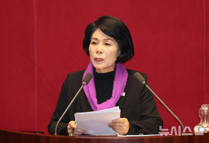 [서울=뉴시스] 고승민 기자 = 최민희 국회 과방위원장이 14일 서울 여의도 국회에서 열린 제422회 국회(임시회) 제6차 본회의,교육·사회·문화에 관한 질문에서 질의 전 발언하고 있다.2025.02.14.kk