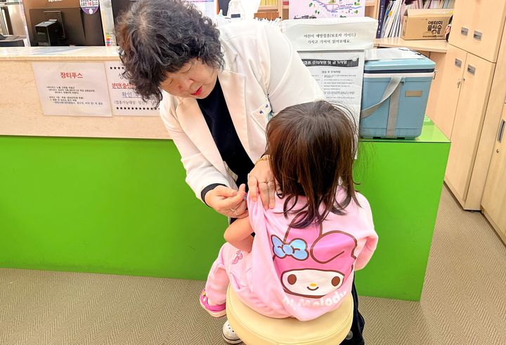 [창녕=뉴시스] 한 어린이가 창녕군보건소에서 홍역 예방접종을 받고 있다.(사진= 창녕군 제공) 2025.04.14.*재판매 및 DB 금지