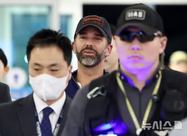 [서울=뉴시스] 홍효식 기자 = 도널드 트럼프 미국 대통령의 장남 트럼프 주니어가 30일 오후 인천국제공항 제1터미널을 통해 출국하고 있다.트럼프 주니어는 정용진 신세계그룹 회장의 초청으로 지난 29일(어제) 방한해