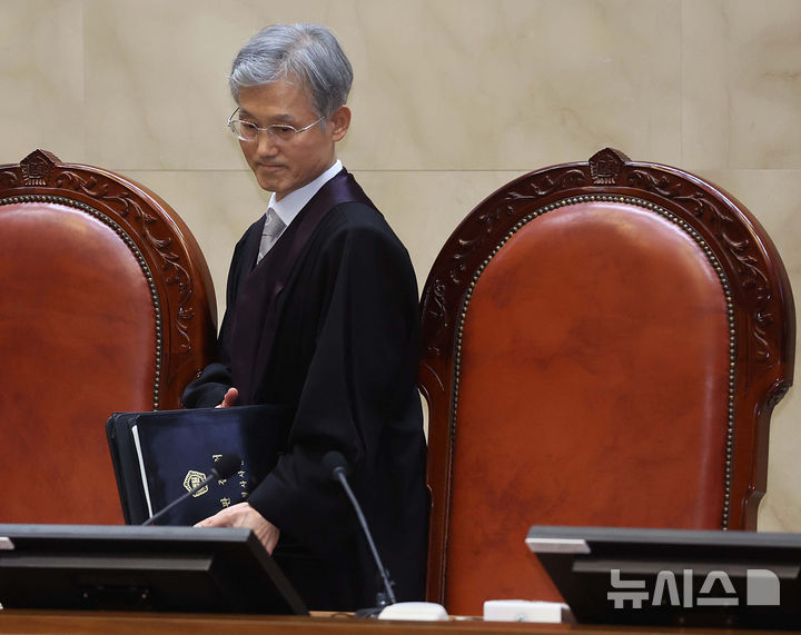 [서울=뉴시스] 사진공동취재단 = 조희대 대법원장을 비롯한 대법관들이 1일 서울 서초구 대법원에서 이재명 더불어민주당 대선 후보의 공직선거법 위반 사건과 관련한 전원합의체 선고를 위해 대심판정에 입장하고 있다.20