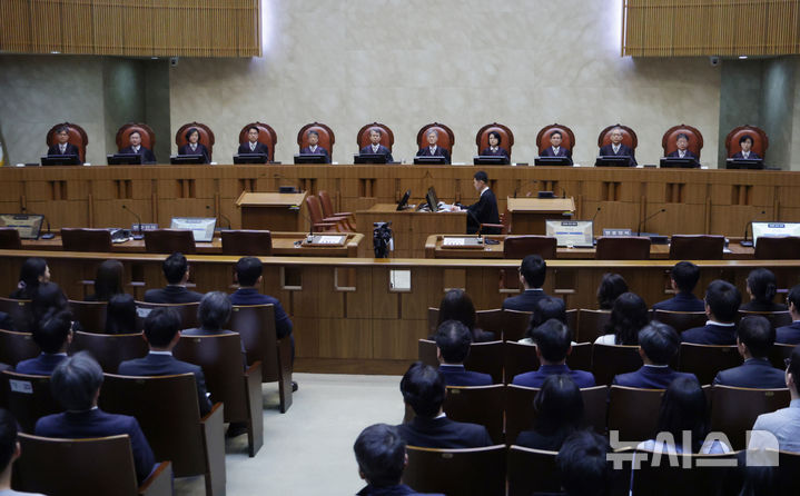 [서울=뉴시스] 사진공동취재단 = 조희대 대법원장을 비롯한 대법관들이 1일 오후 이재명 더불어민주당 대선 후보의 공직선거법 사건 전원합의체 선고를 위해 서울 서초구 대법원 대법정에 입장해 자리에 앉아 있다.2025