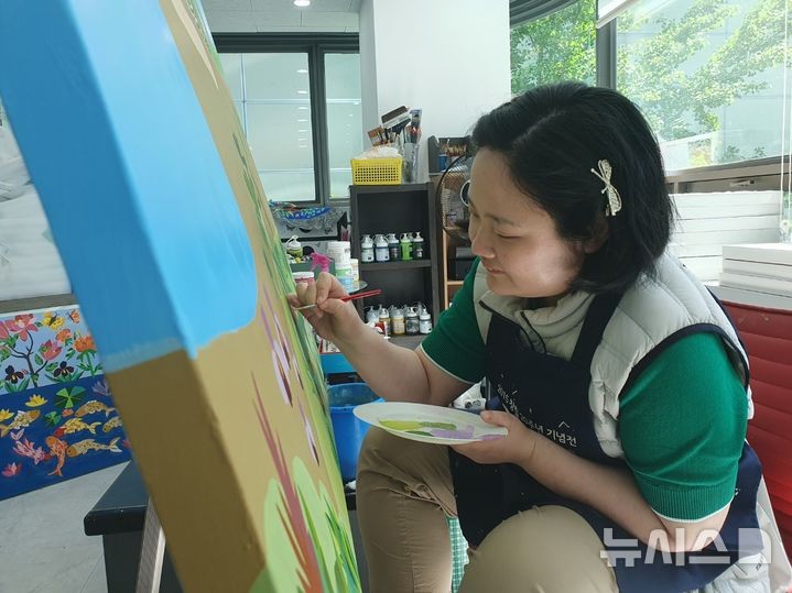 [서울=뉴시스] 구무서 기자 = 발달장애인 화가 이다래 작가 2025.05.02.