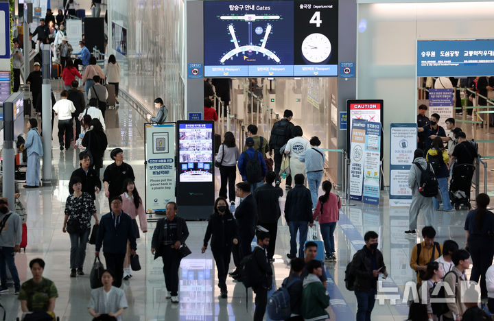 [인천공항=뉴시스] 서울 인천국제공항 제1여객터미널에서 여행객들이 이동하고 있다.(사진=뉴시스 DB).