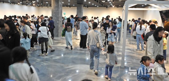 [제주=뉴시스] 오영재 기자 = 어린이날 연휴 첫날인 3일 오후 제주학생문화원에서 '2025 어린이 행복축제'가 열리고 있다.이날 강풍이 불면서 야외 프로그램이 대부분 중단되고 실내에서 운영됐다.2025.05.0