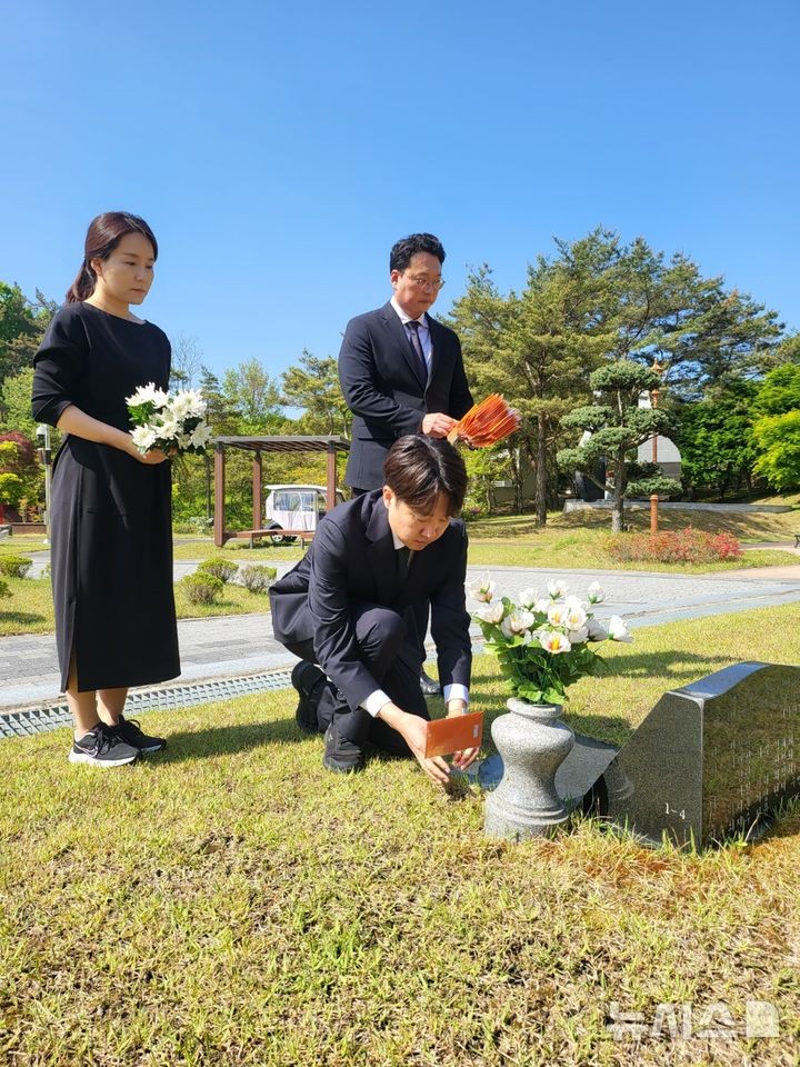 [광주=뉴시스] 구용희 기자 = 이준석 개혁신당 대선 후보와 천하람·이주영 의원이 4일 광주 북구 운정동 국립5·18민주묘지를 찾아 헌화·참배하고 있다.이 후보와 두 의원은 민주묘지 1묘역(775기)과 2묘역(25