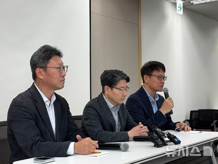 [서울=뉴시스] SK텔레콤이 4일 서울시 중구에 위치한 삼화빌딩에서 해킹 사고 이후 수습 상황에 대해 설명하는 브리핑을 열었다.(왼쪽부터)김희섭 PR센터장,임봉호 MNO사업부장,<a href=