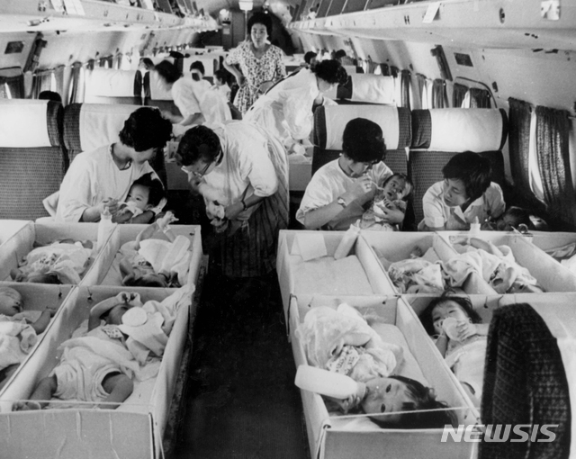 [서울=뉴시스]국가기록원과 홀트아동복지회가 공개한 해외 입양관련 기록물.(사진=뉴시스 DB)