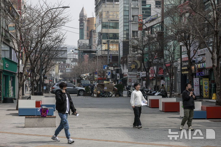 [서울=뉴시스] 정병혁 기자 = 25일 서울 서대문구 신촌거리가 한산한 모습을 보이고 있다.2025.03.25.