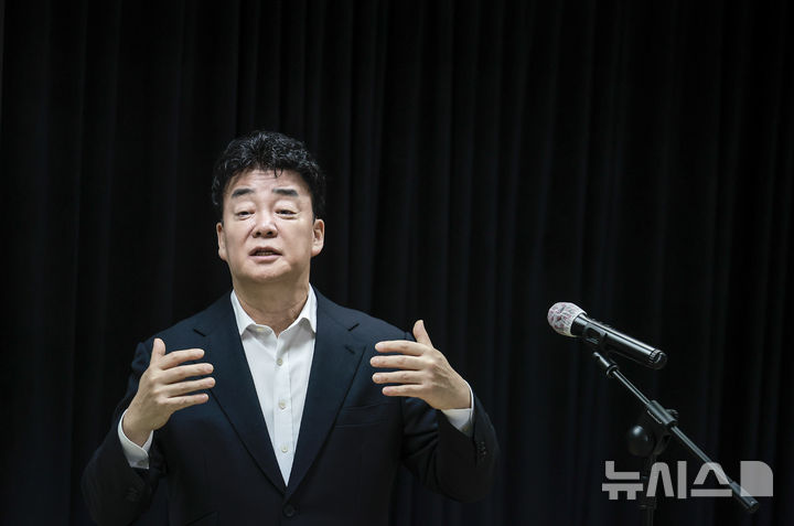 [서울=뉴시스] 정병혁 기자 = 백종원 더본코리아 대표가 28일 서울 서초구의 한 회의공간에서 열린 더본코리아 주주총회에서 취재진의 질문에 답하고 있다.2025.03.28.