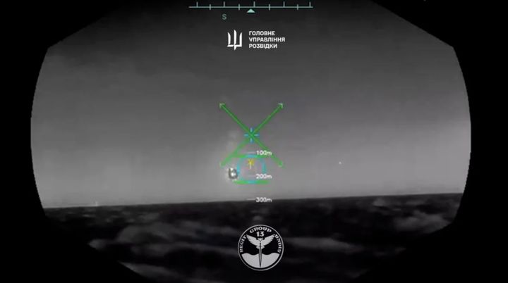 [서울=뉴시스] 우크라이나 드론이 2일 흑해 상공에서 러시아 Su-30 전투기를 격추시키는 장면이 나타나고 있다고 우크라이나 국방정보국이 3일 공개한 비디오 화면.(출처: 우크라이나 국방부 X) 2025.05.05.