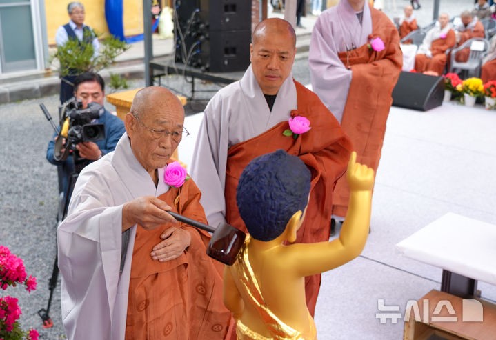 [제주=뉴시스] 불기 2579년 부처님 오신날인 5일 오전 제주시 대한불교조계종 제23교구본사 관음사에서 봉축법요식이 봉행되고 있다.(사진=제주도 제공) 2025.05.05.