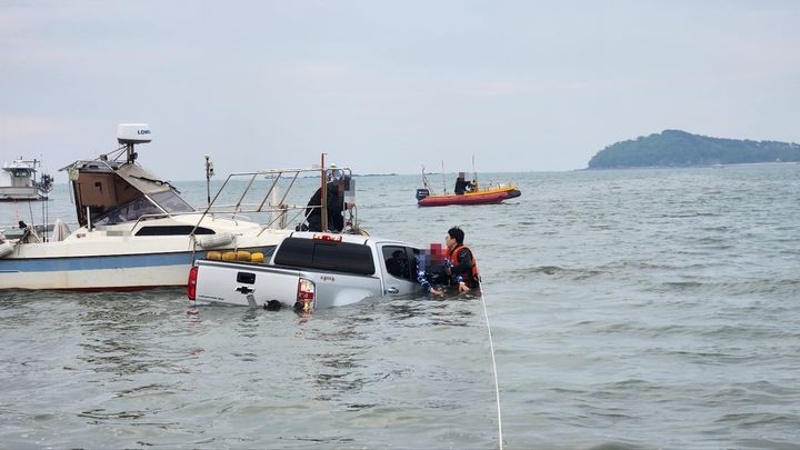 [인천=뉴시스] 5일 오전 인천 중구 덕교동 거잠포선착장에서 해경 대원들이 바다에 침수된 차량에서 요구조자를 구조하고 있다.(사진=인천해양경찰서 제공) 2025.05.05.*재판매 