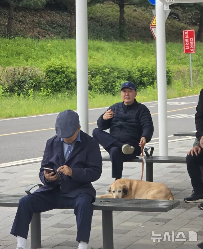[서울=뉴시스] 파면된 윤석열 전 대통령이 반려견과 함께 한강을 산책하는 모습이 시민들에게 포착됐다.(사진=온라인 커뮤니티 갈무리)